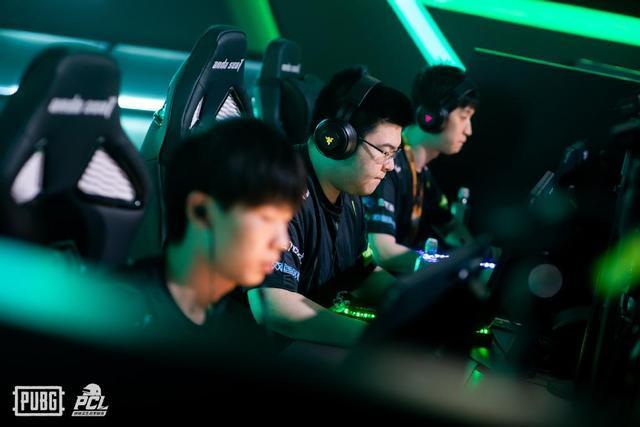 现出更强的 现出更强的