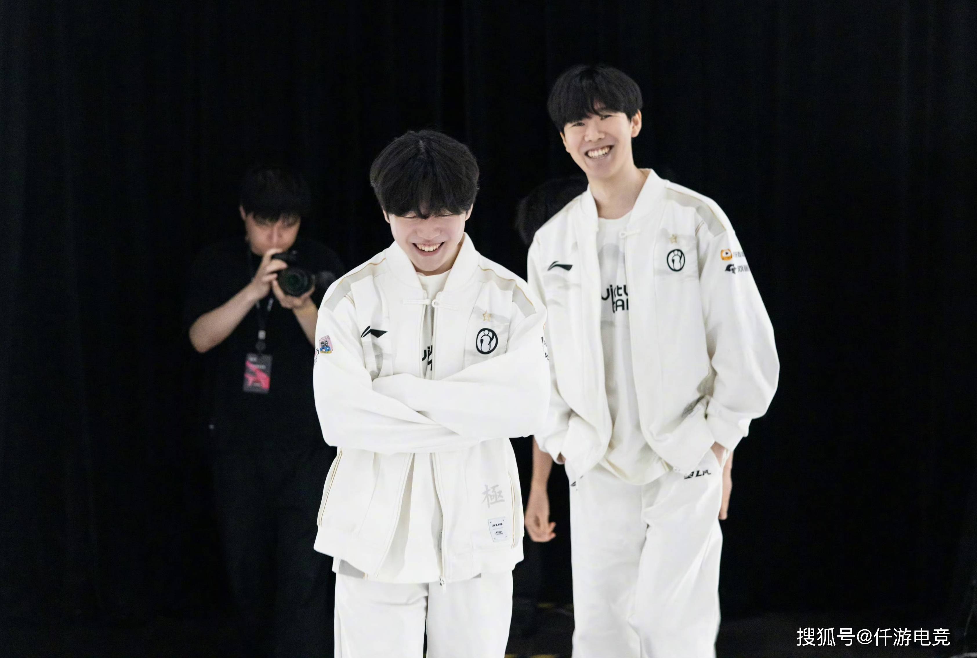 在这背后 在这背后