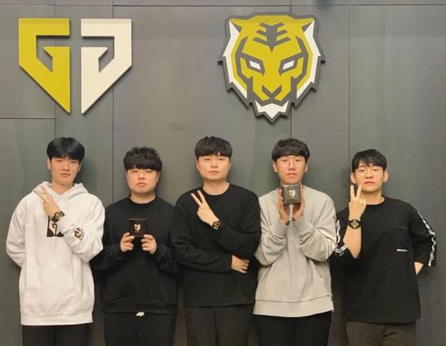 西蒙斯同样 西蒙斯同样